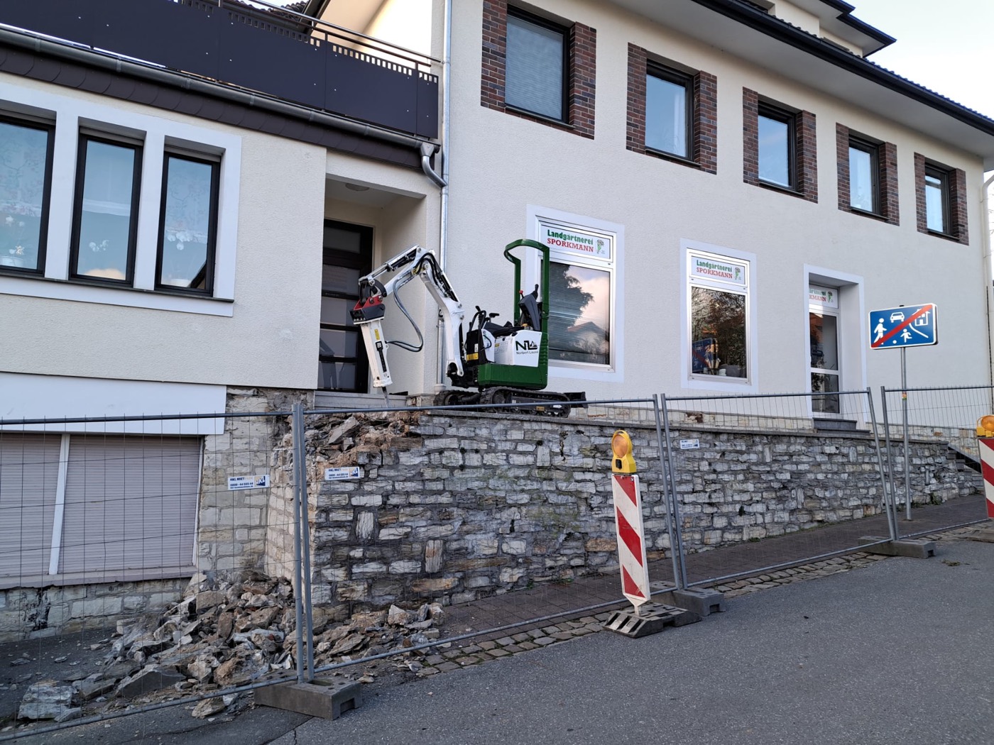 Mauerbau mit Bagger — Lause Baggerarbeiten