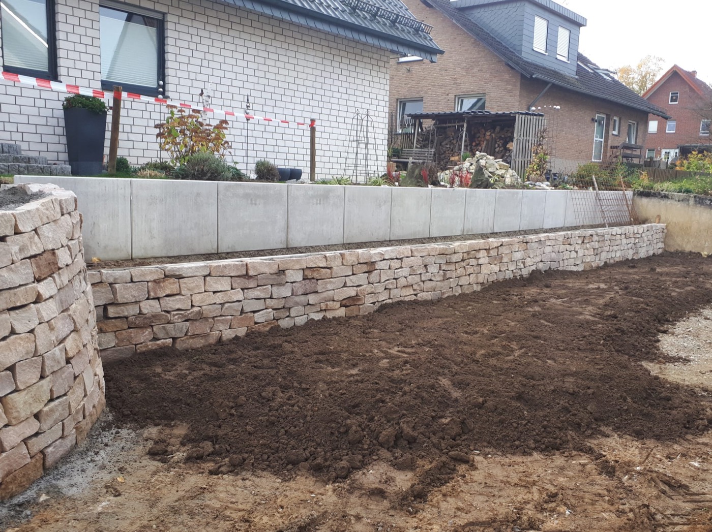 Natursteinmauer am Hang — Lause Baggerarbeiten