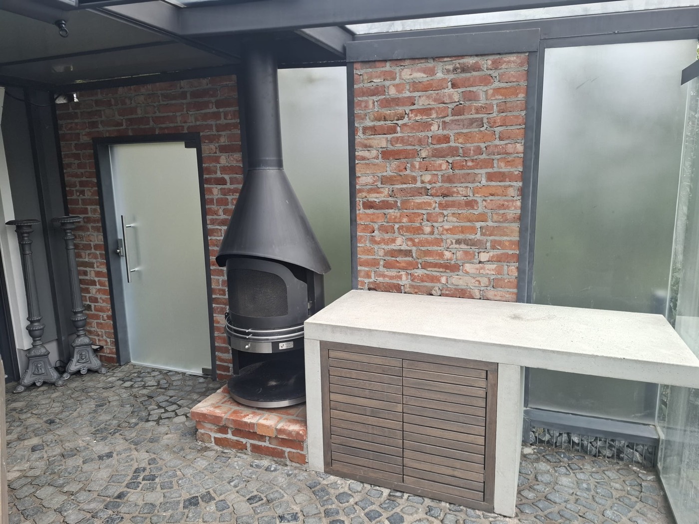 Überdachte Terrasse mit Kamin — Lause Baggerarbeiten